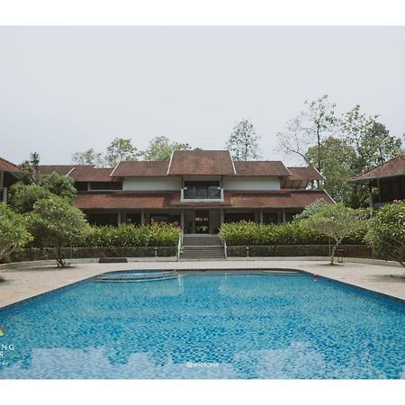 Whispering Waters Hotel Malayattur Exterior photo