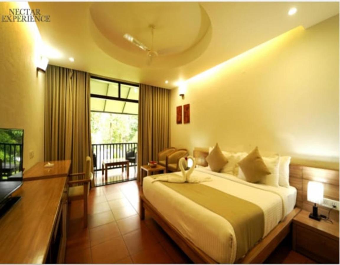 Whispering Waters Hotel Malayattur Exterior photo